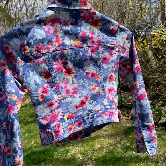 Amazing Spring Jeans Jacket - Picture 7 of 11